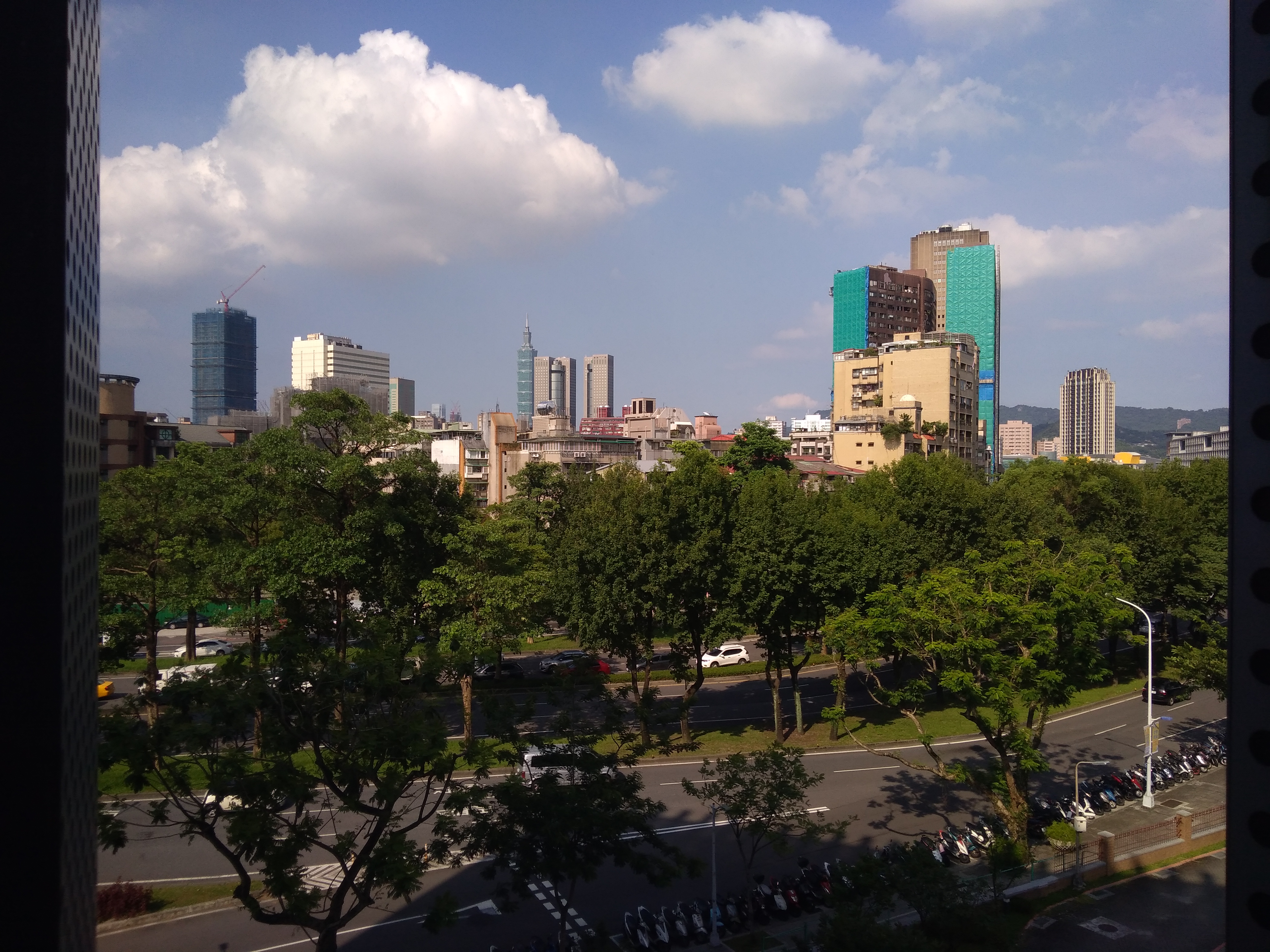 La vista dal mio ufficio, verso il tramonto. Il verde e il cemento non mancano. Sullo sfondo, si può scorgere il Taipei 101.