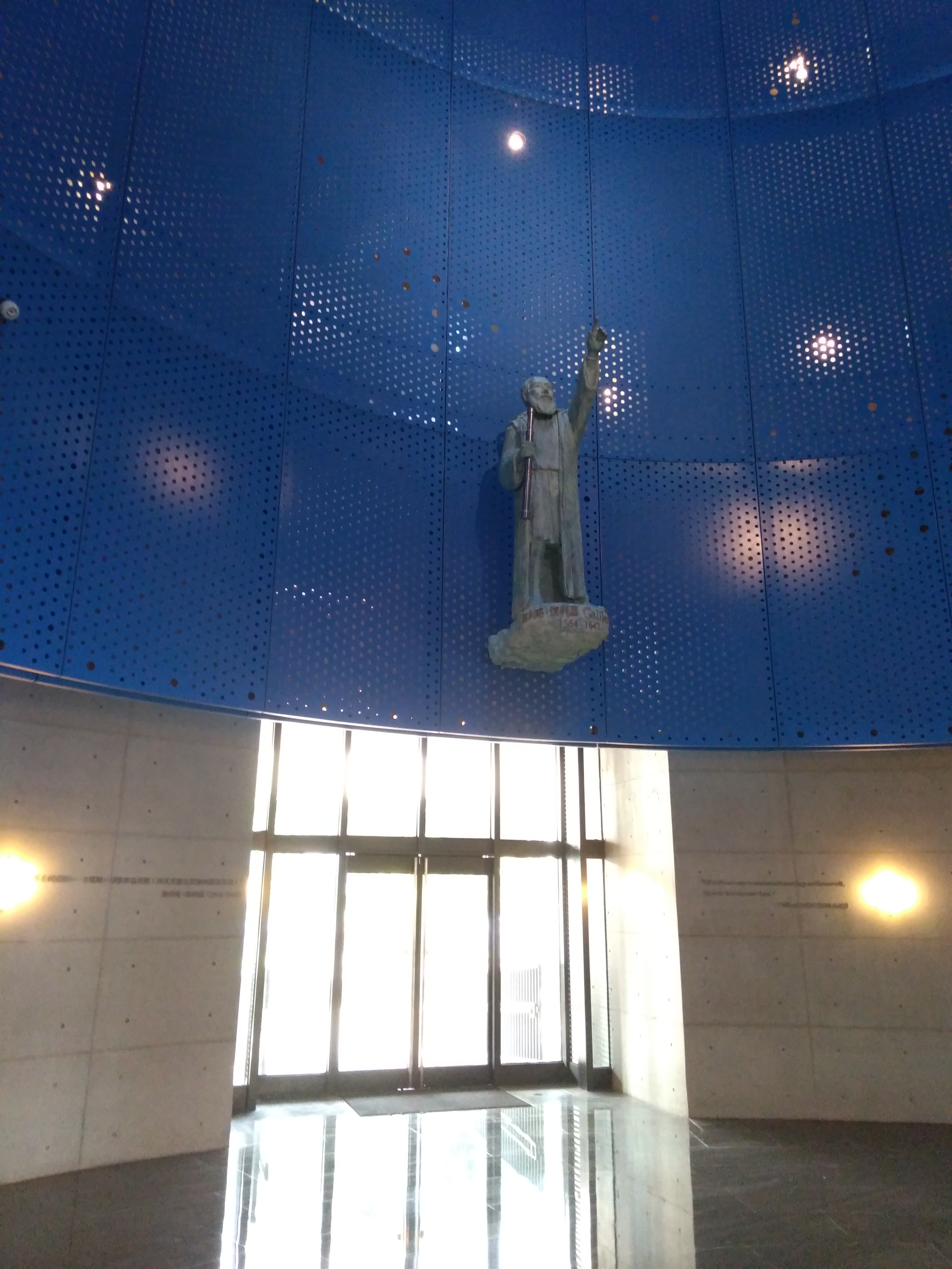 Galileo La statua di Galileo al piano terra dell'edificio di Cosmologia.